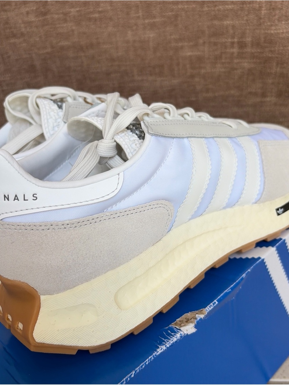 adidas Men’s White and Cream Retro-Style Sneakers Retropy E5 - Picture 6 of 9
